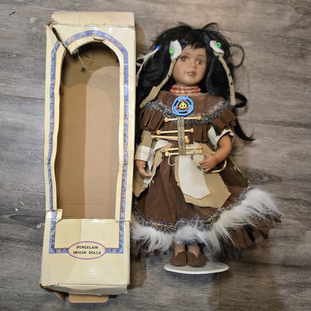 Native American-Inspired Doll with Black Hair‎ - Picture 11 of 16